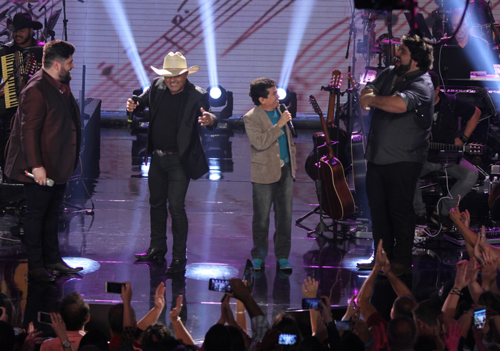 Rio Negro e Solimões cantam no palco na gravação do DVD