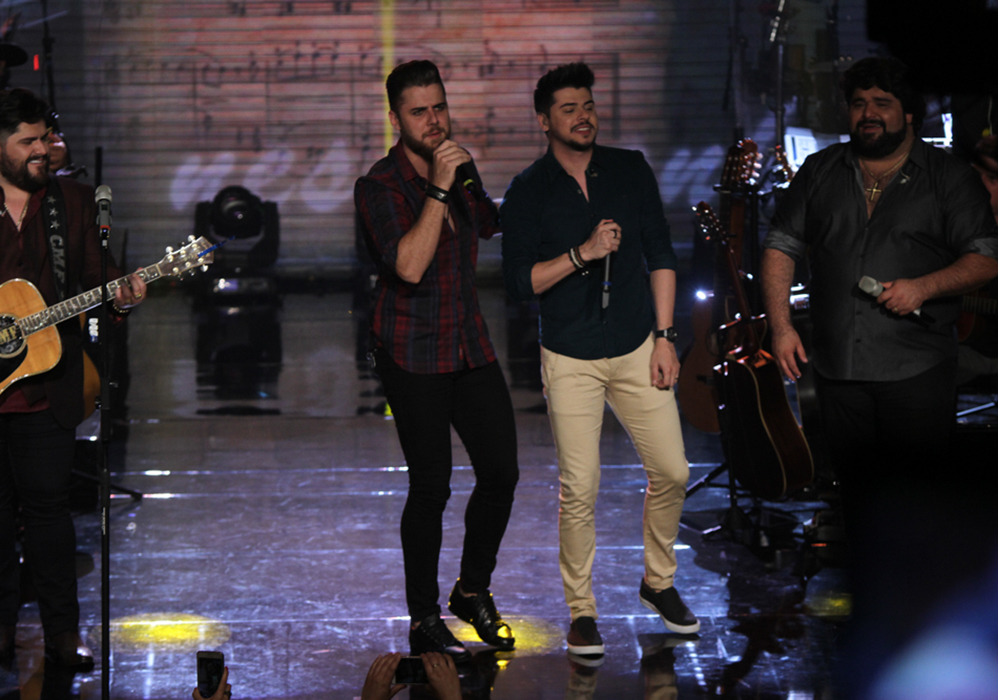 Zé Neto e Cristiano cantam no palco na gravação do DVD