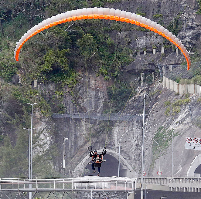 Nina Dobrev salta de parapente no Rio de Janeiro