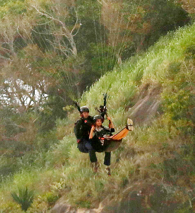 Nina Dobrev salta de parapente no Rio de Janeiro