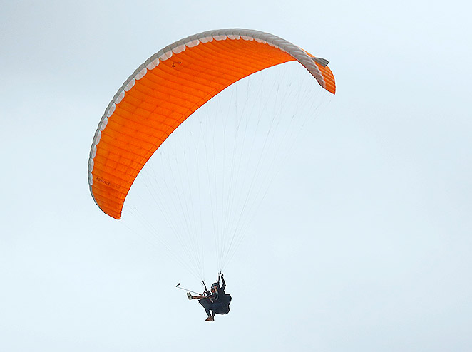 Nina Dobrev salta de parapente no Rio de Janeiro