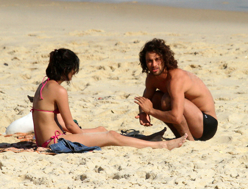 O casal aproveitou o dia ensolarado para curtir a praia