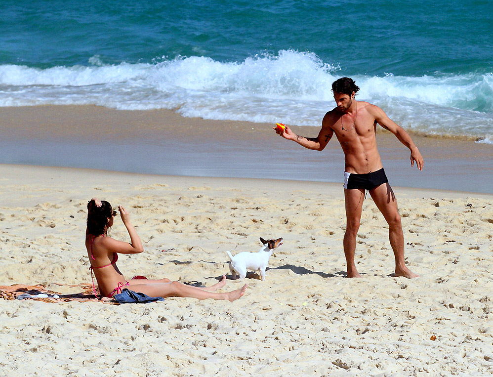 Pablo Morais e Letícia Almeida curtiram a praia