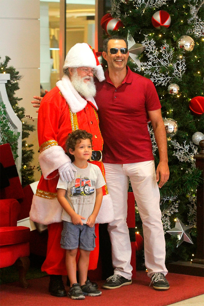 Marcos Pasquim é tietado por Papai Noel em shopping