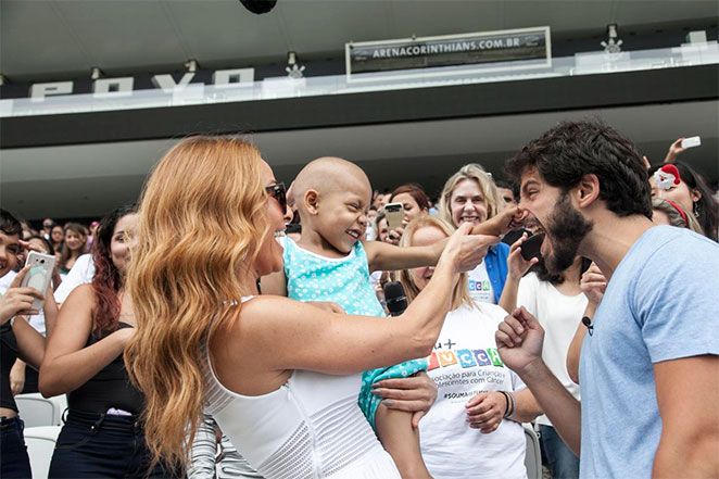 Sabrina Sato e Duda Nagle animam festa beneficente de crianças com câncer