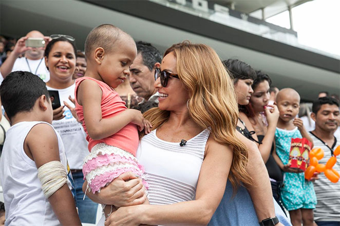 Sabrina Sato anima festa beneficente de crianças com câncer