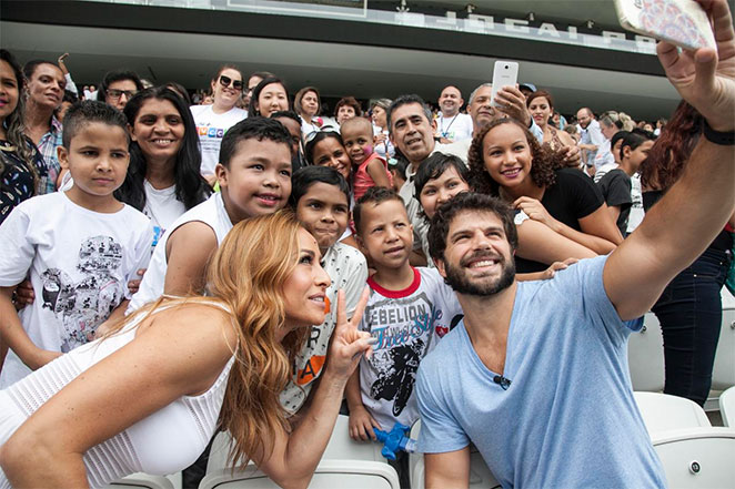 Sabrina Sato e Duda Nagle animam festa beneficente de crianças com câncer