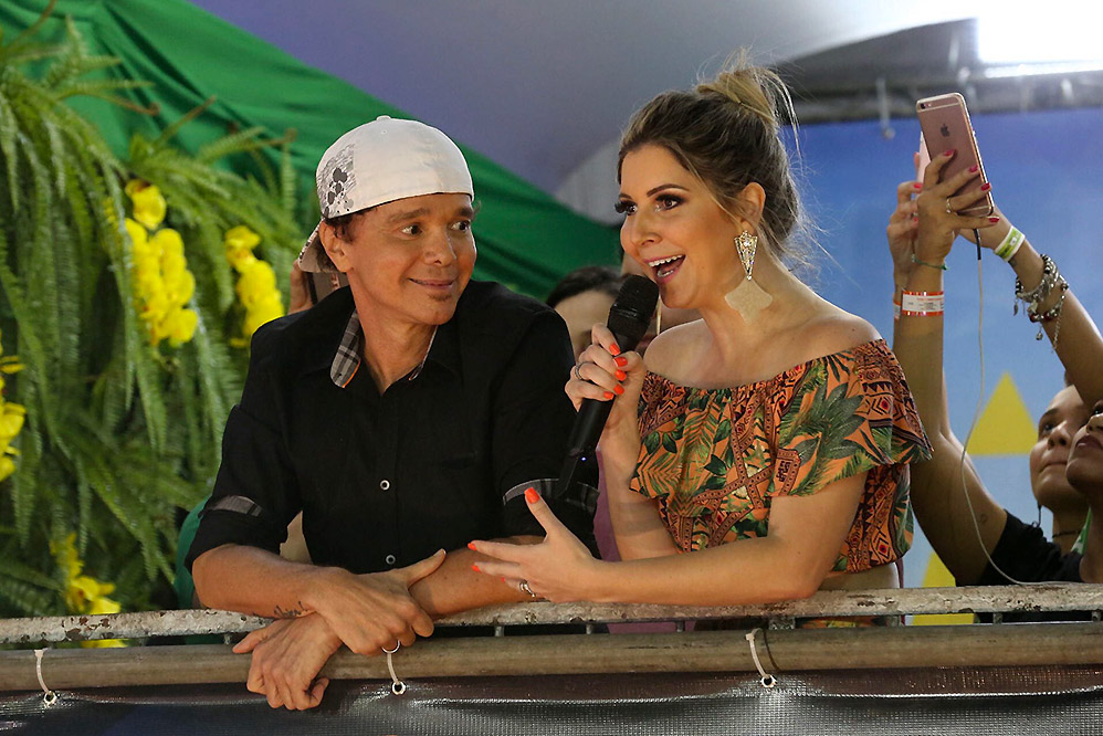 Ivete Sangalo usa look decotado para micareta em Natal