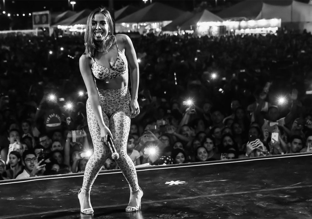 De look de oncinha, Anitta requebra em show na Praia Grande