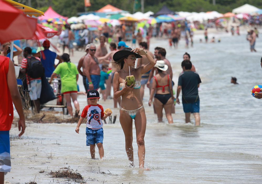 Alessandra Ambrósio exibe corpão em praia de Florianópolis