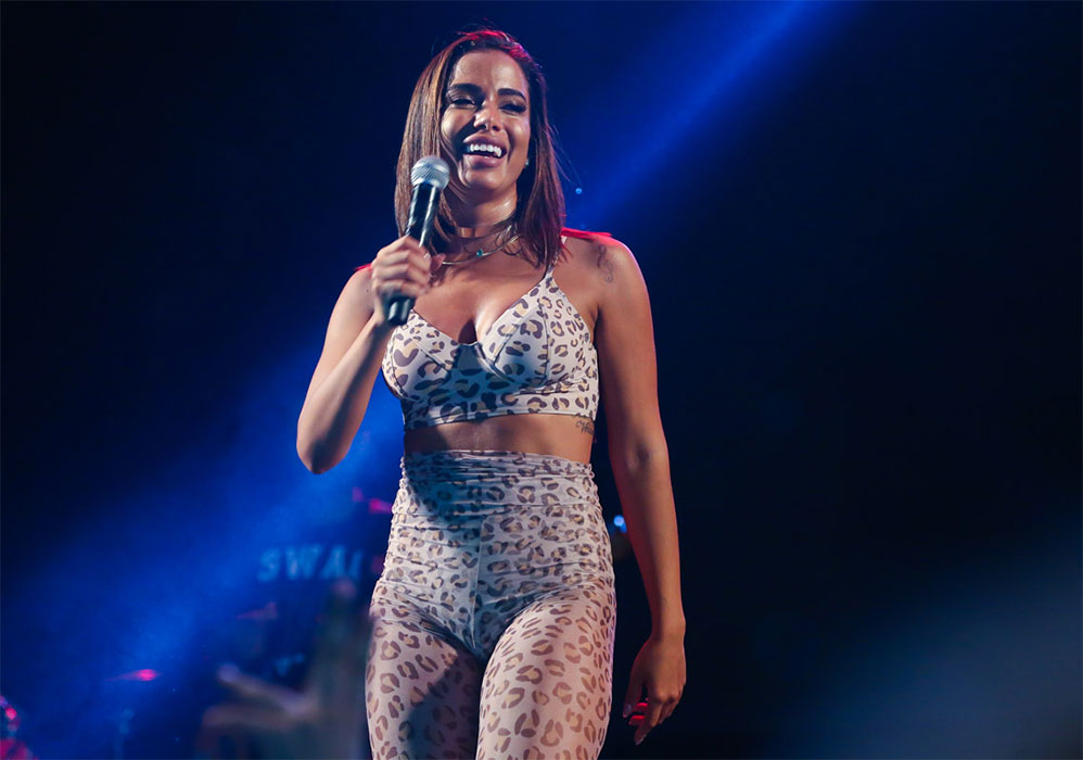 De look de oncinha, Anitta requebra em show na Praia Grande