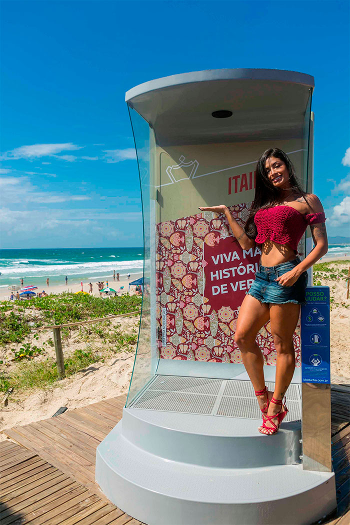 Nesta quinta-feira (19), Aline Riscado parou a Praia da Joaquina, em Florianópolis. A intérprete da personagem Verão, da cerveja Itaipava, foi inaugurar oficialmente uma grande ducha em formato de lata de cerveja, instalada em frente ao quiosque À Toa na Joa