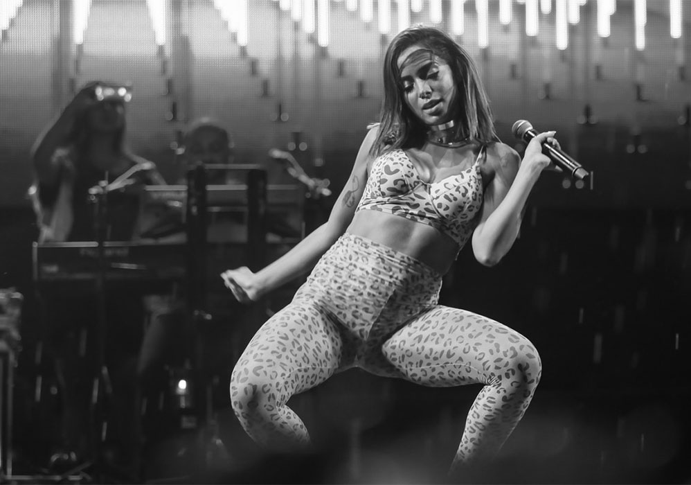 De look de oncinha, Anitta requebra em show na Praia Grande