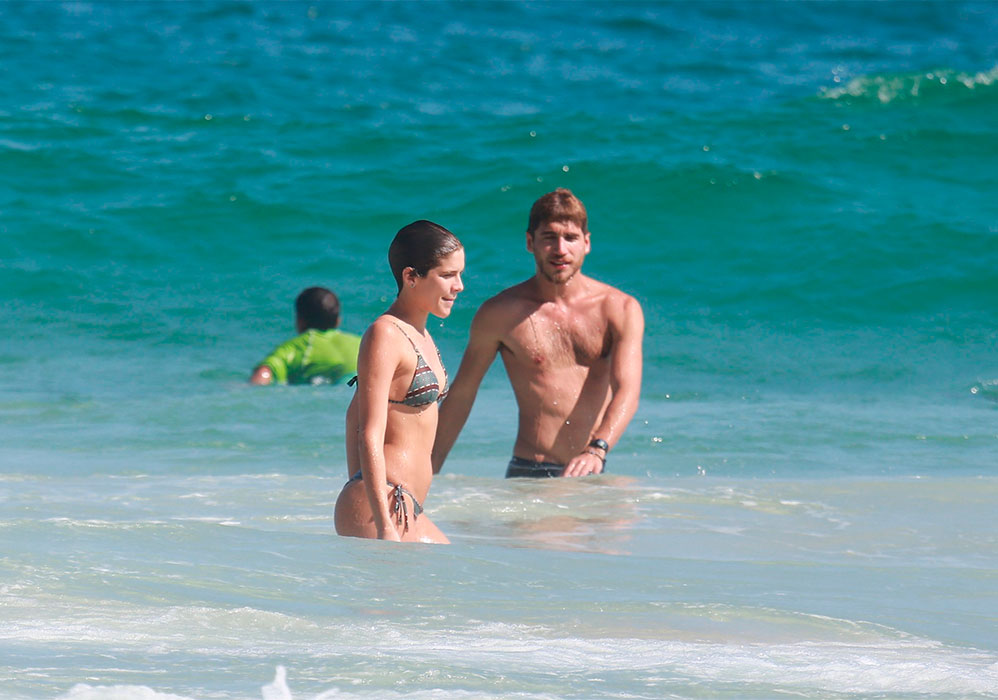 Isabella Santoni se refrescou no mar