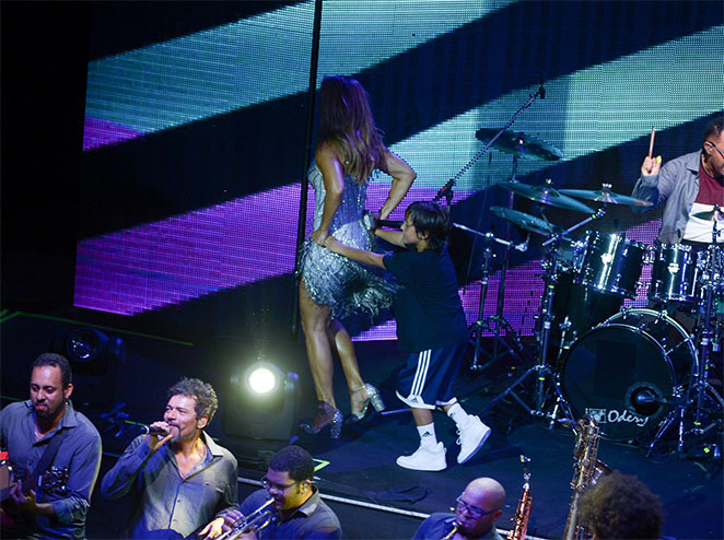 Como boa mamãe coruja e babona que é, Ivete chegou a brincar um pouco com o herdeiro, em cima do palco