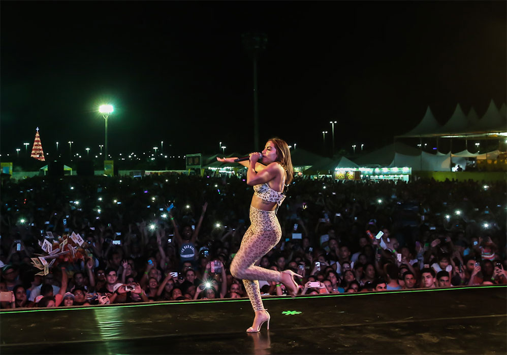 De look de oncinha, Anitta requebra em show na Praia Grande