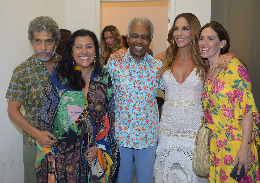 Já nos bastidores da apresentação, a artista posou para fotos com Gilberto Gil e sua mulher, Flora, além de Regina Casé e o marido, Estêvão Ciavatta