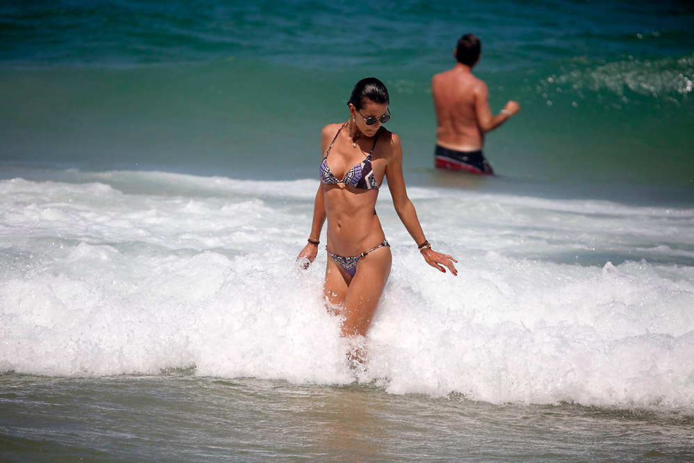 Alessandra Ambrósio ostenta corpo incrível em Florianópolis