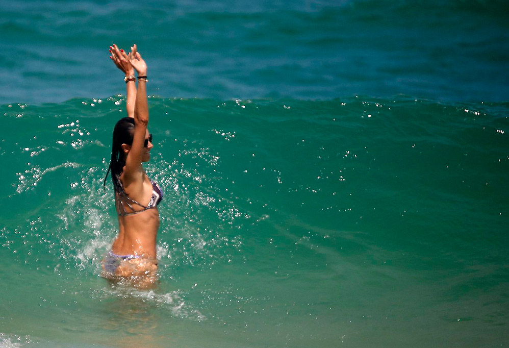 Alessandra Ambrósio ostenta corpo incrível em Florianópolis