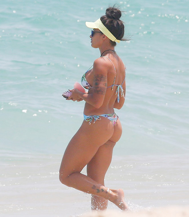 De maiô, Aline Riscado exibe corpão em dia de praia 