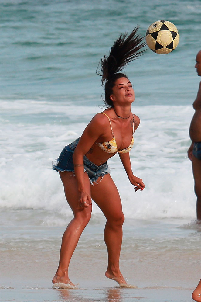 De shortinho, Aline Riscado brinca na praia com Felipe Roque