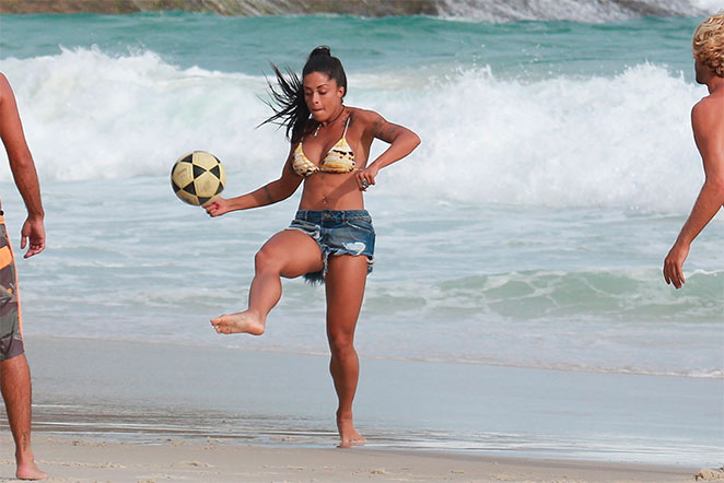 De shortinho, Aline Riscado brinca na praia com Felipe Roque