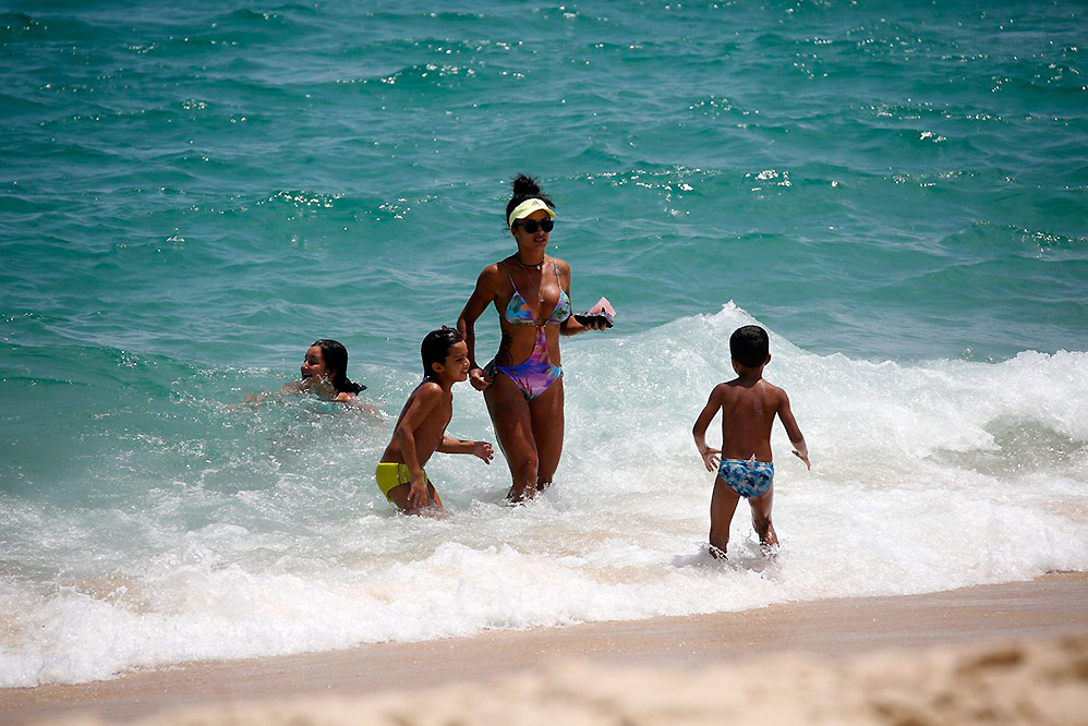 Aline Riscado exibe corpão enquanto curte praia no Rio