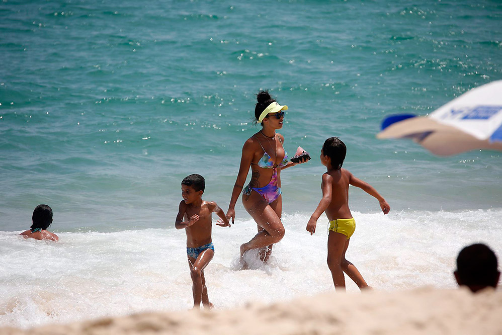 Aline Riscado exibe corpão enquanto curte praia no Rio