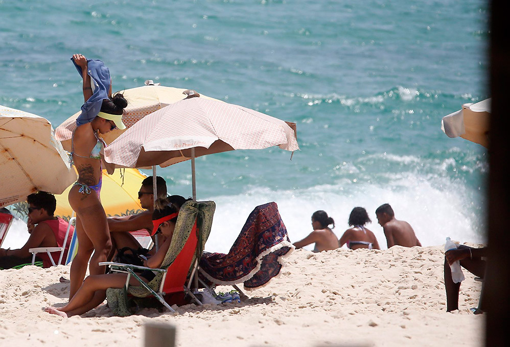 Aline Riscado exibe corpão enquanto curte praia no Rio