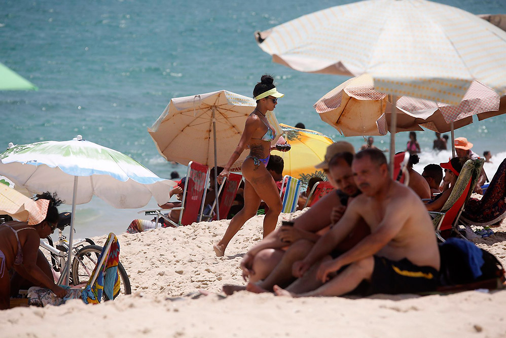 Aline Riscado exibe corpão enquanto curte praia no Rio