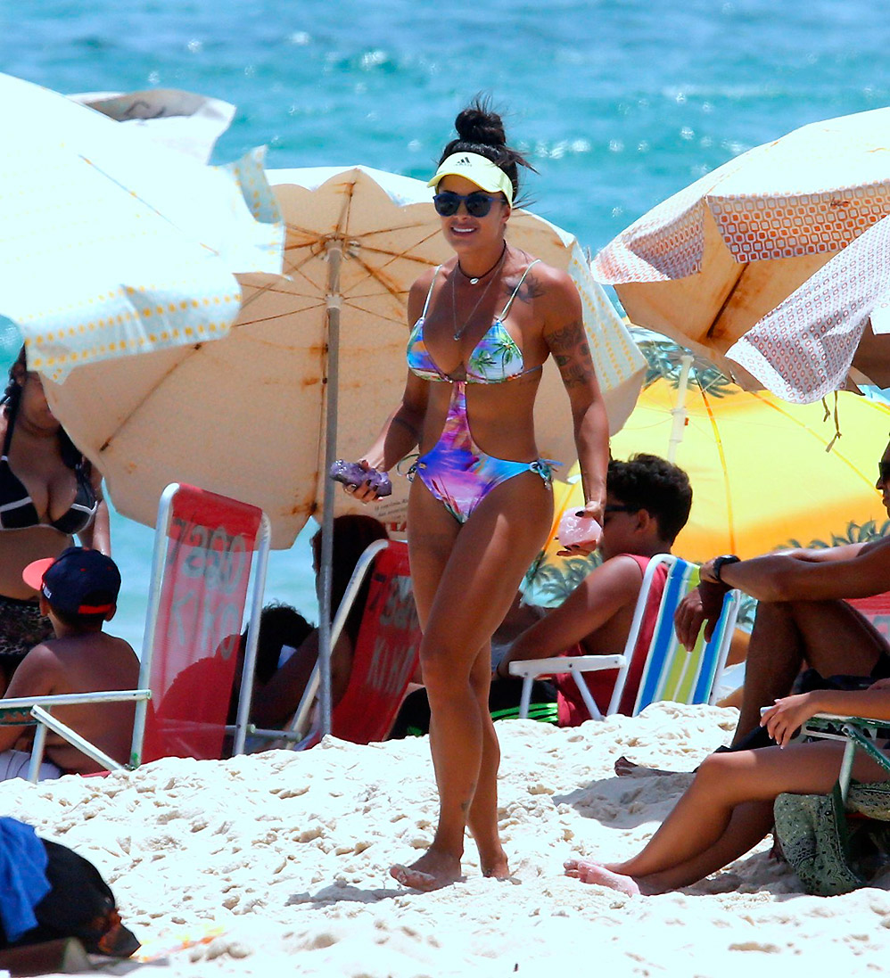 Aline Riscado exibe corpão enquanto curte praia no Rio