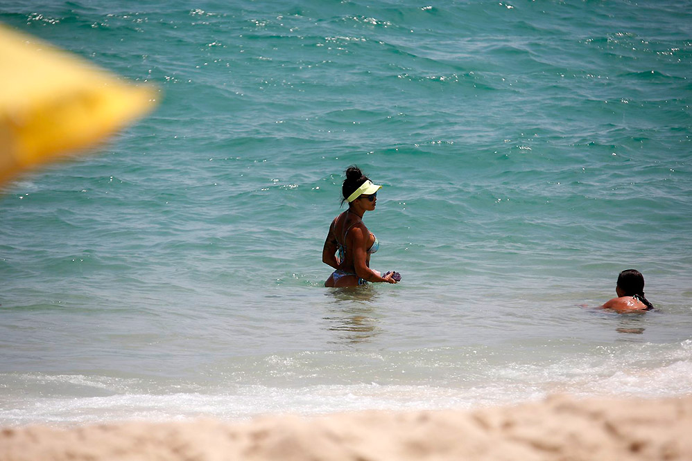 Aline Riscado exibe corpão enquanto curte praia no Rio