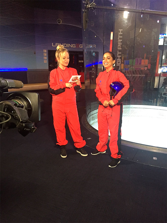 Anitta e Eliana se aventuram em simulador de voo