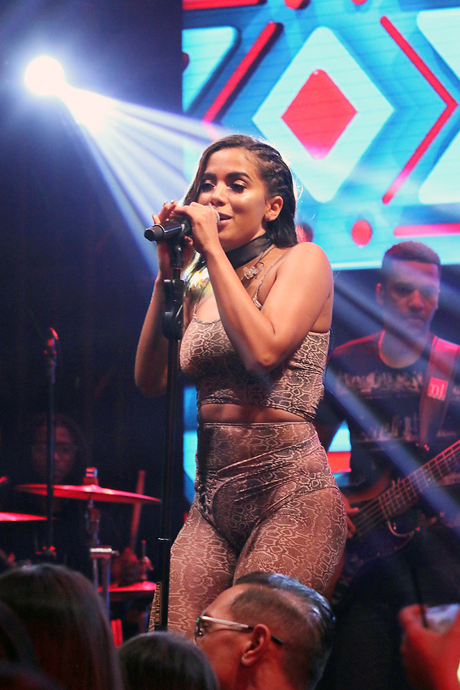Anitta usa look justo e exibe corpão durante show, em São Paulo