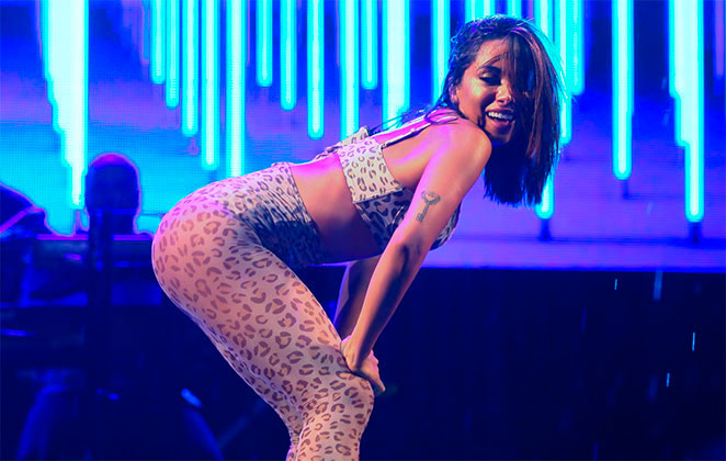 Em um de seus mais recentes shows, Anitta surpreendeu, ao subir no palco com um visual todo de oncinha, que, aliás, foi super comentado, principalmente na internet. Lacrou!
