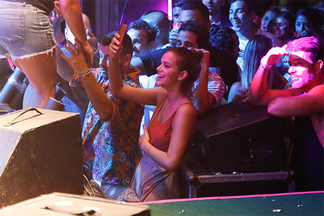 Sem Neymar, Bruna Marquezine se joga na balada carioca