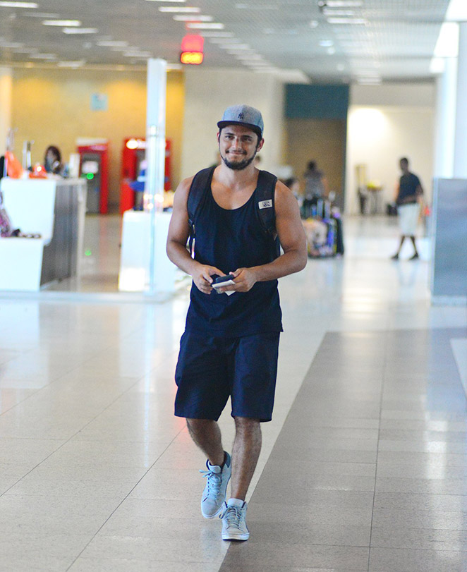 Simpático, Bruno Gissoni embarca em aeroporto, no Rio de Janeiro