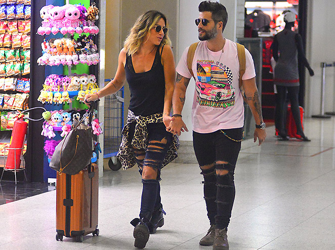 Esbanjando estilo, Giovanna Ewbank e Bruno Gagliasso embarcam em aeroporto no Rio