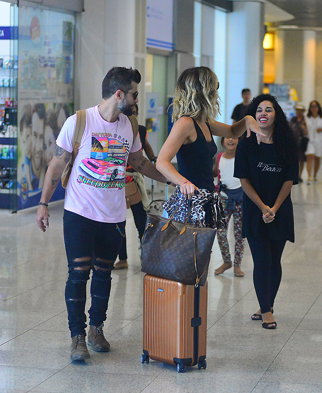 Esbanjando estilo, Giovanna Ewbank e Bruno Gagliasso embarcam em aeroporto no Rio