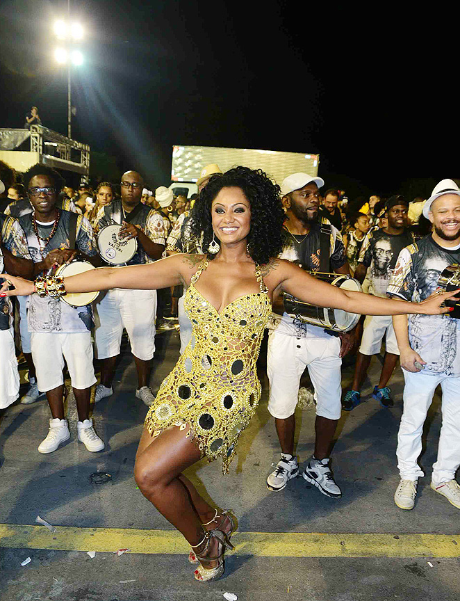 Atriz de Dois Irmãos cai no samba durante ensaio técnico da Vai-Vai