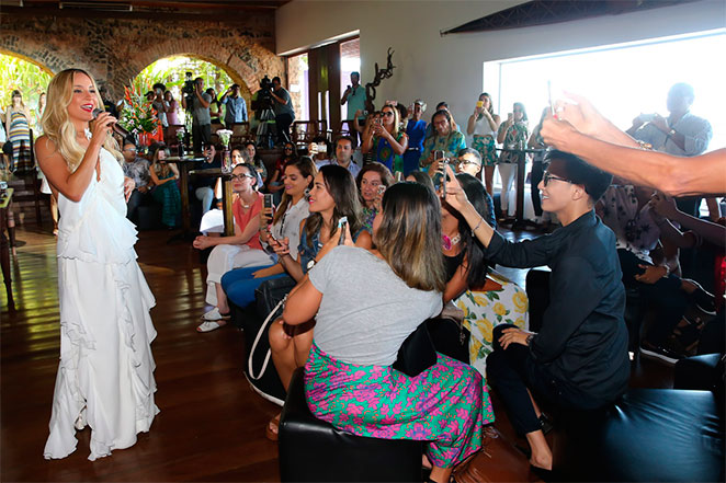 Claudia Leitte exibe pernões durante evento na Bahia