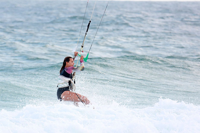 Cristiane Dias exibe corpão em dia de kitesurf
