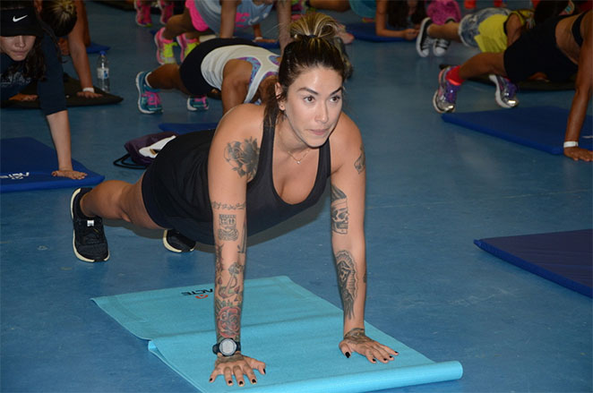 Dani Bolina e Erika Canela participam de treino funcional