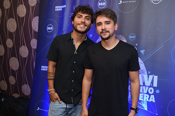 Decotada, Gabi Lopes e famosos curtem show de dupla sertaneja em São Paulo