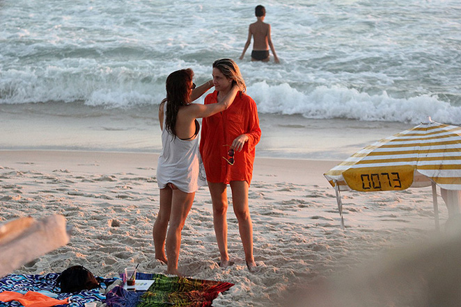 Fernanda Gentil toma sol com a namorada no Rio de Janeiro