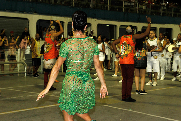 Morena ainda exibiu seu famosos bumbum empinado, durante a noite de samba