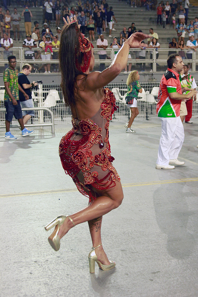 Gracyanne Barbosa usa look transparente em ensaio no Anhembi