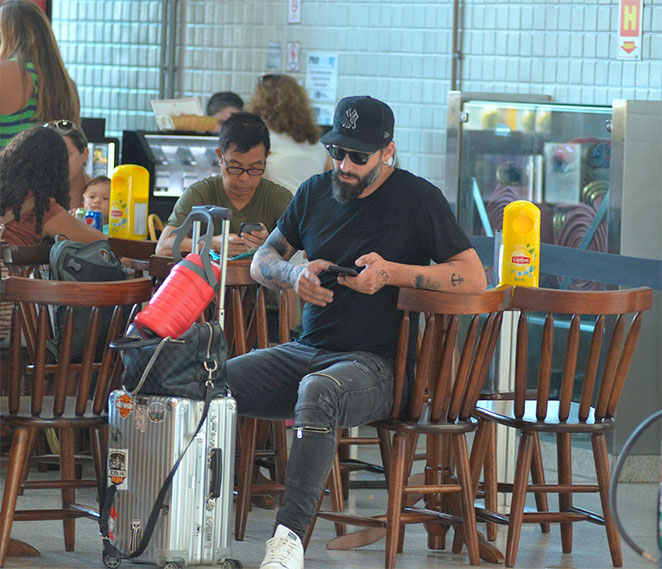 Henri Castelli esbanja estilo em aeroporto carioca 