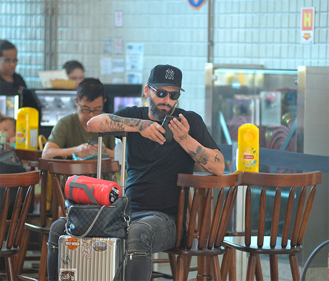 Henri Castelli esbanja estilo em aeroporto carioca 