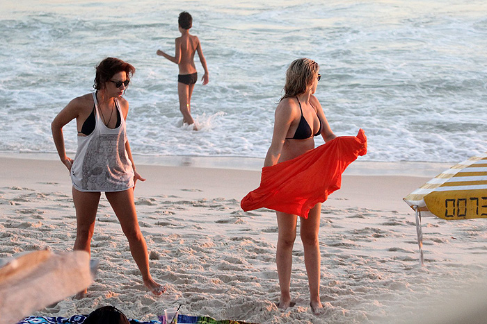 Casal se arruma para ir embora da praia